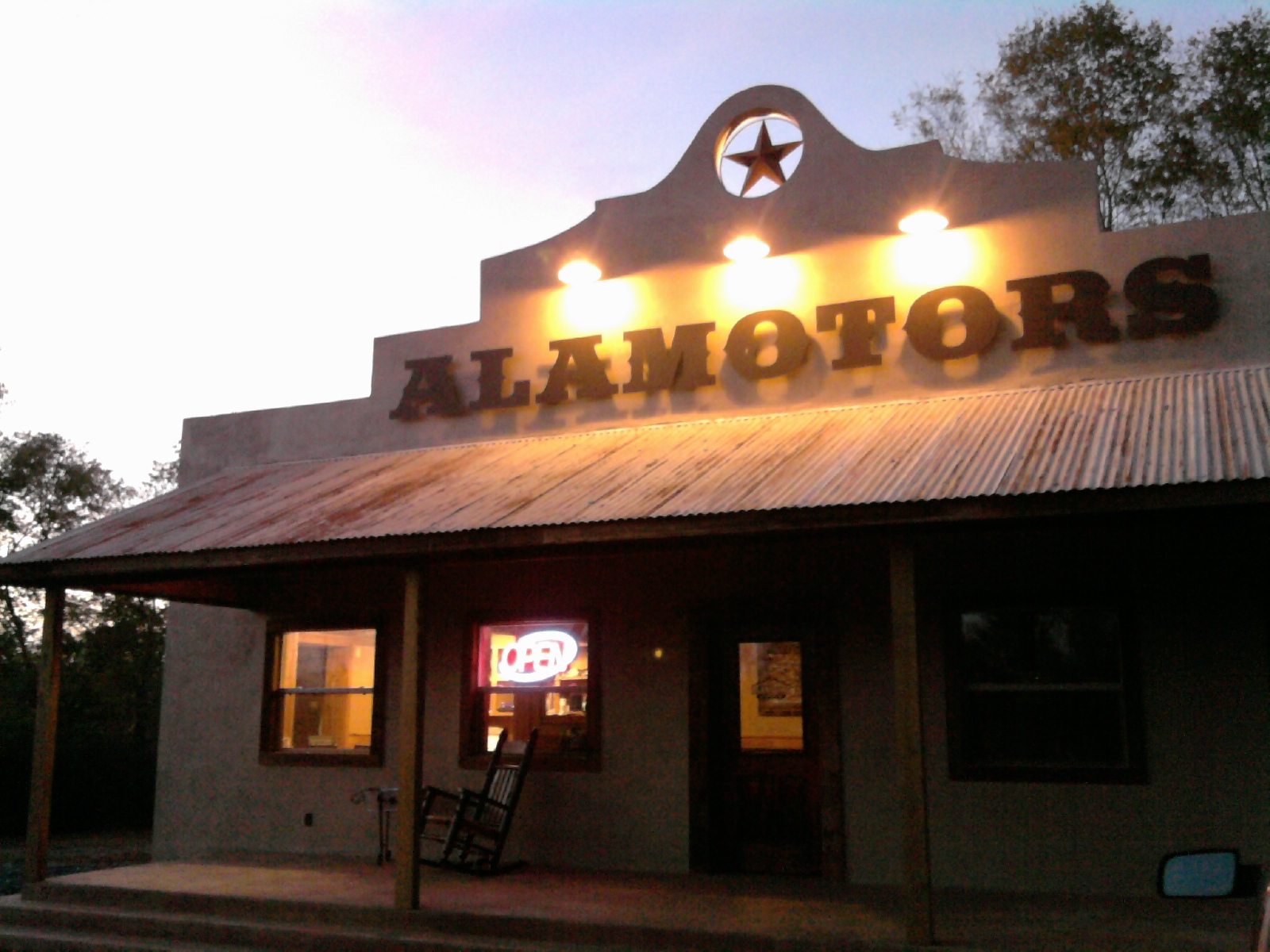 Alamotors at night